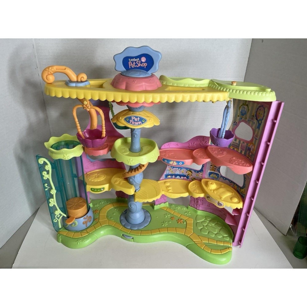 2006 Littlest Pet Shop LPS Round N Round Pet Town Play Set Hasbro W/ Gondolas
